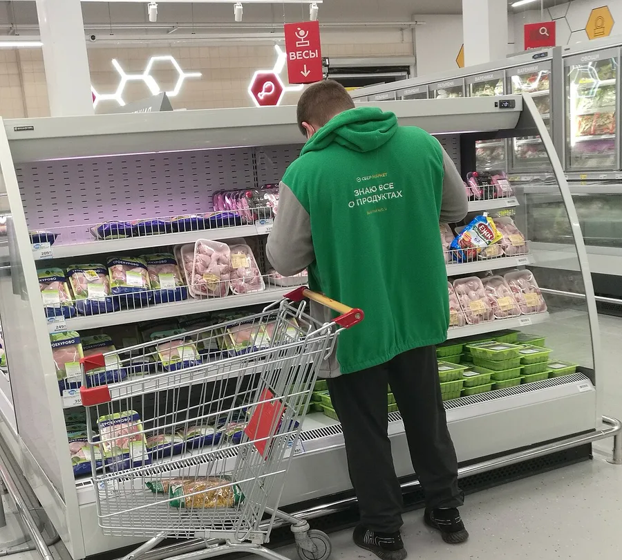 Сборщик заказов собирает продукты в торговом зале