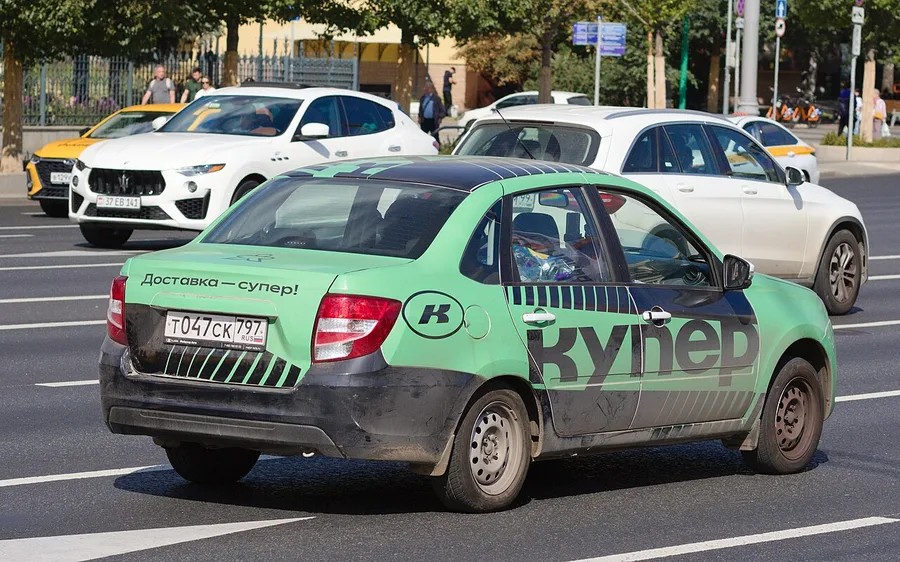 Автомобиль курьера Купера на улице Москвы