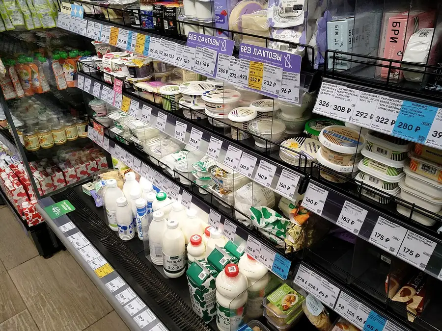 Продукты на полках магазина — доставка еды требует медкнижки