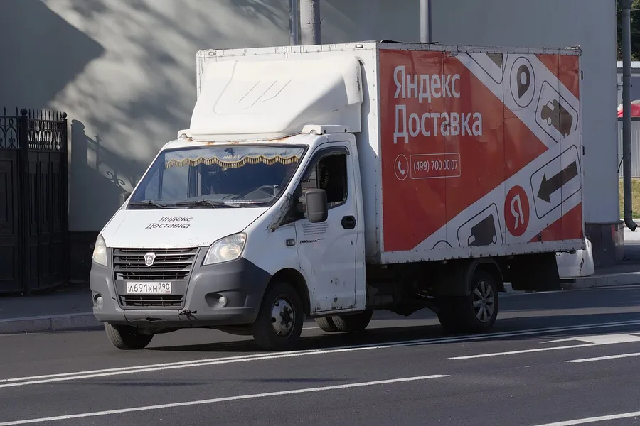 Грузовой фургон ГАЗель в цветах Яндекс Доставки