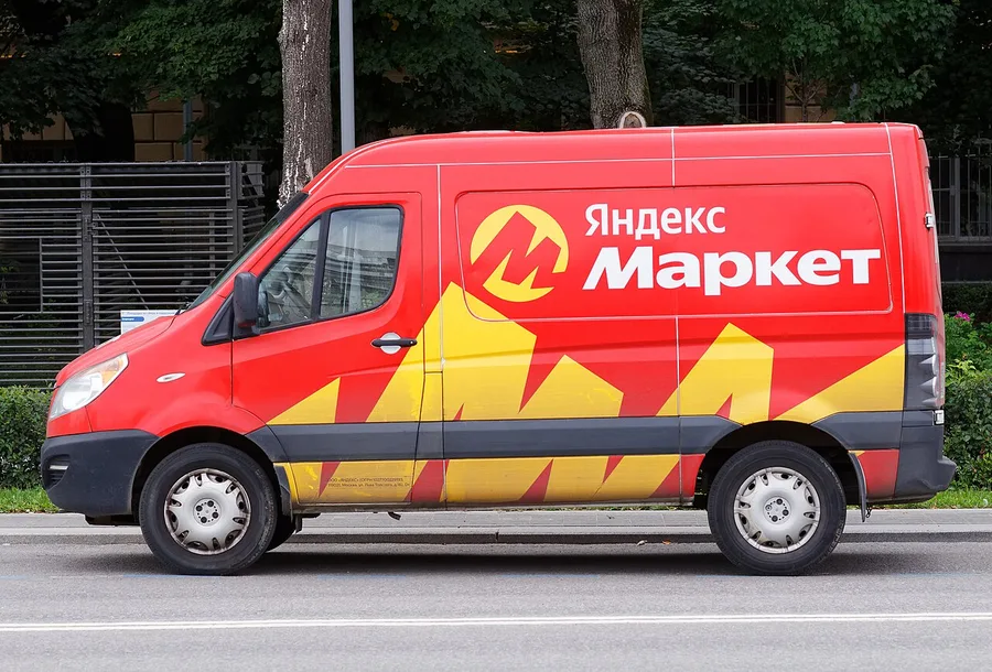 Фургон доставки Яндекс Маркета