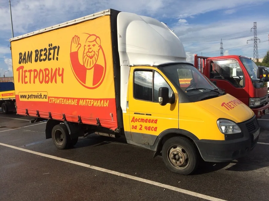 Грузовик доставки Петрович с фирменным логотипом