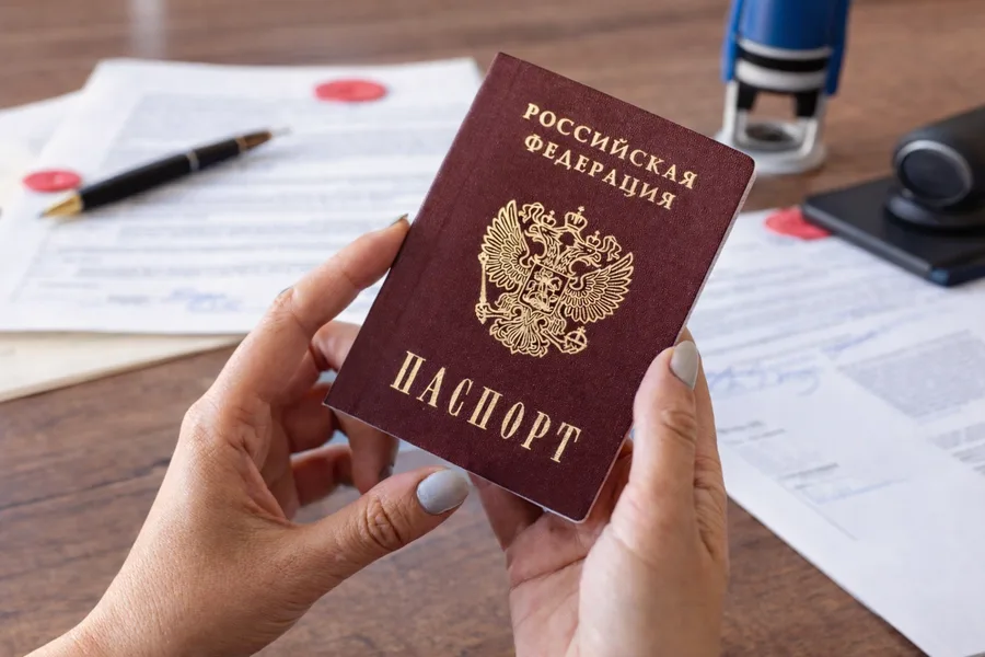 Паспорт гражданина РФ — главный документ для оформления курьером