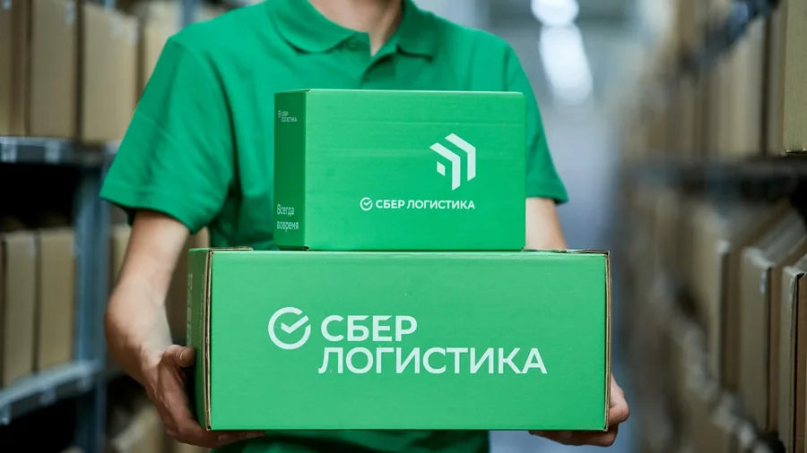 Курьер СберЛогистики с фирменными коробками